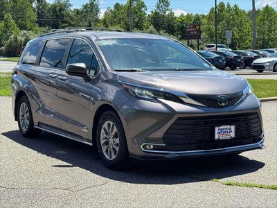 2021 Toyota Sienna XLE FWD 8-Passenger (Natl)