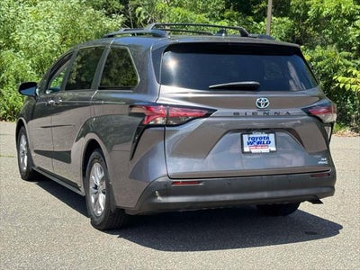 2021 Toyota Sienna XLE FWD 8-Passenger (Natl)