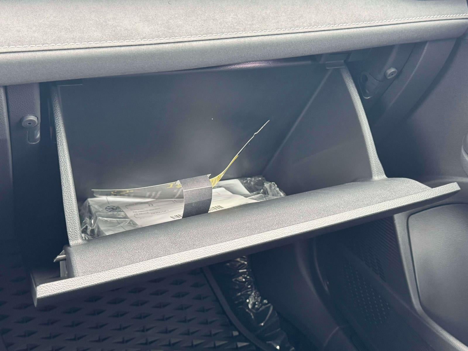 2025 Volkswagen Taos 1.5T SE Black